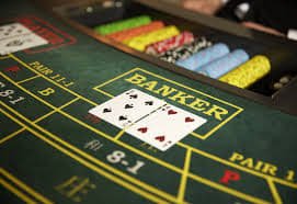 Người chơi Việt Nam đang tham gia phòng baccarat live trên điện thoại win555